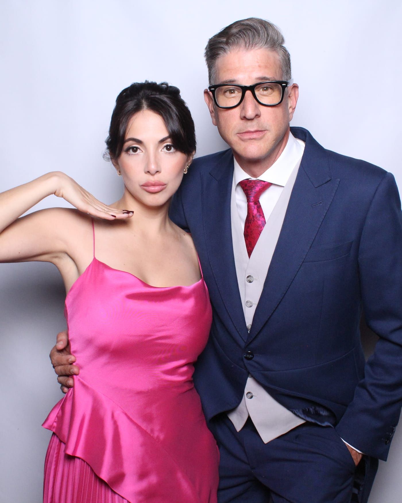 Esfering — retrato editorial de una pareja de invitados en una boda