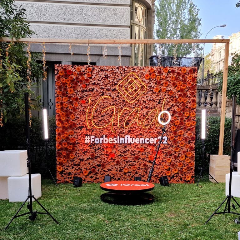 Esfering 360 portrait station at an Influencer event, with a floral backdrop and LED lights — a high-end 360 video experience for events in Madrid