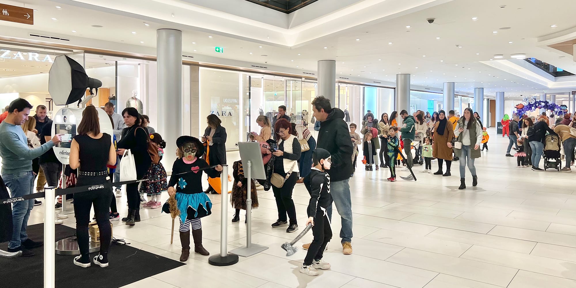 Portrait Station to Boost Engagement at Weddings