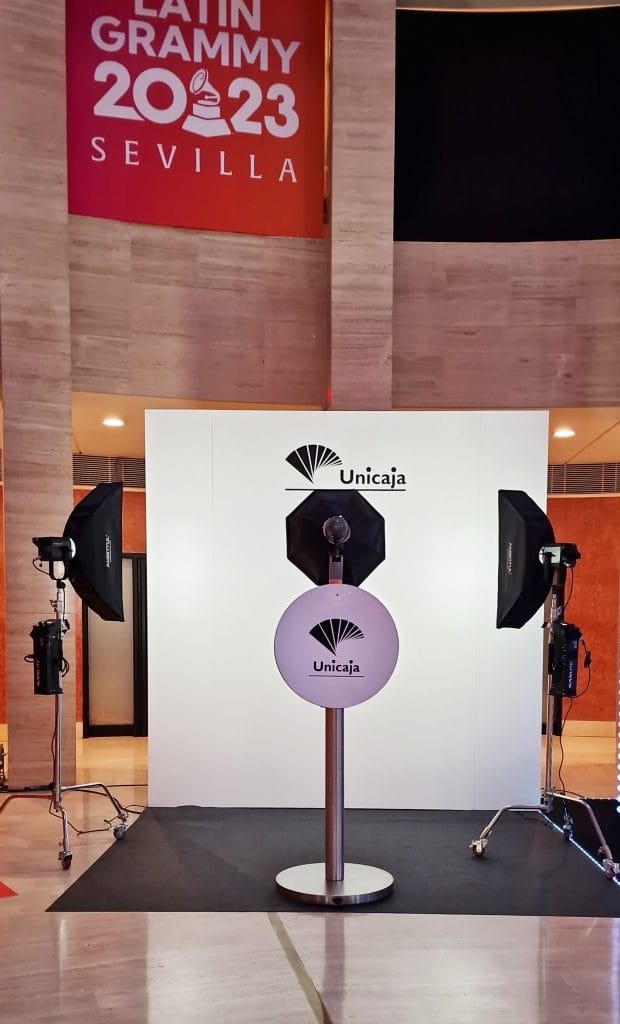 diseño exterior estación de retrato esfering personalizado para unicaja