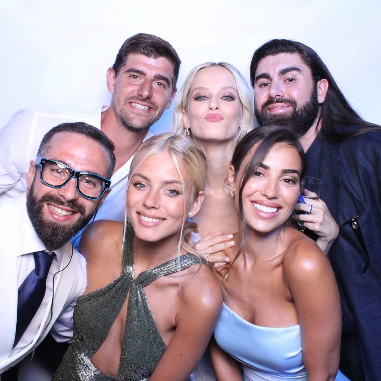 Grupo de seis personas sonriendo y posando juntas en el photobooth Madrid de Esfering durante un evento premium. Imagen elegante y divertida, ideal para representar servicios de fotomatón Madrid, photobooth Madrid y experiencias de evento premium.