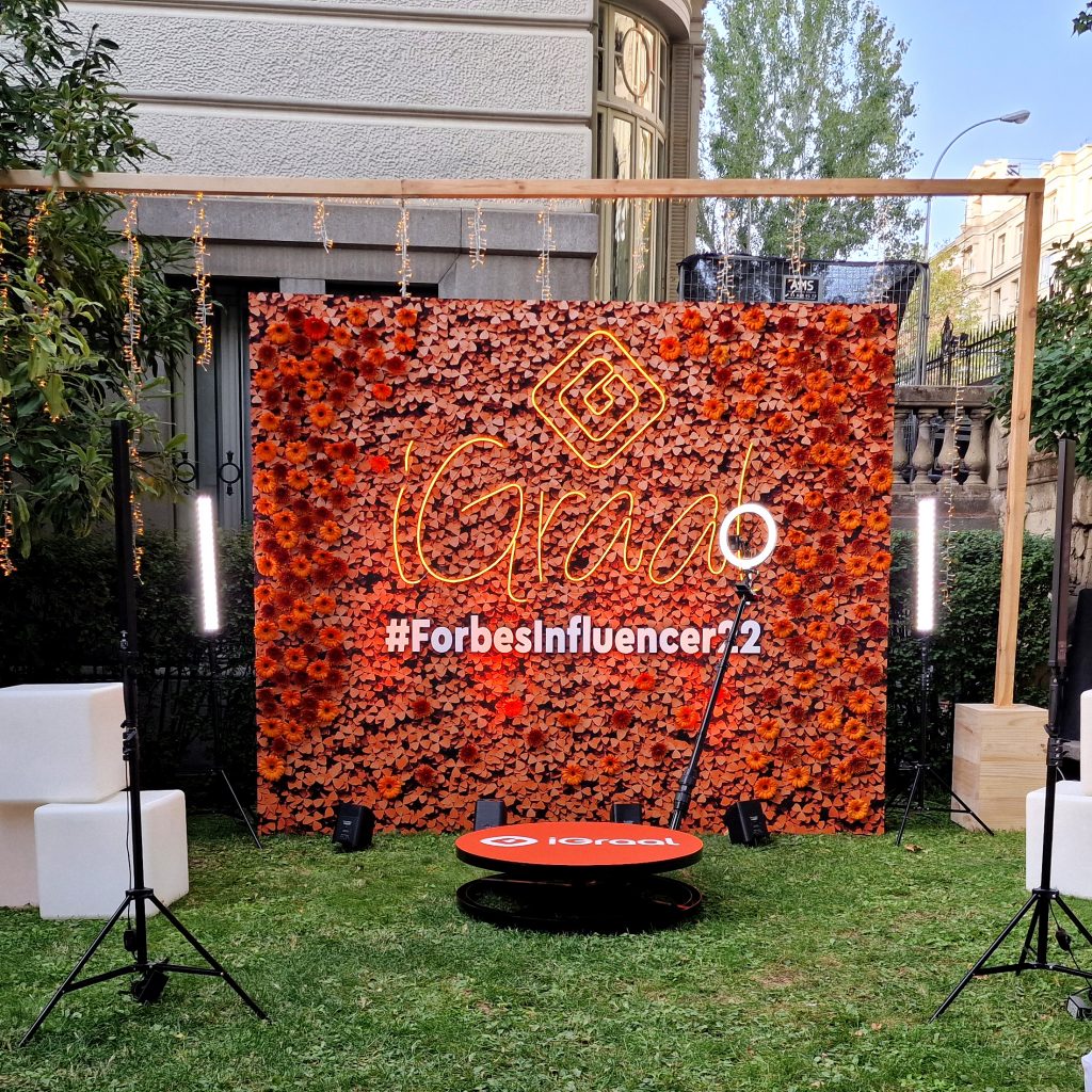 Fotomatón 360 de Esfering en evento de Influencers, con fondo floral y luces LED — experiencia premium de videobooth para eventos en Madrid